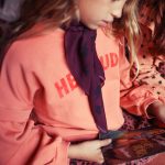 Sudadera rosa volantes - Imagen 7