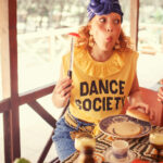 Camiseta amarilla cuello volante "Dance Society" - Imagen 9