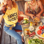 Camiseta amarilla cuello volante "Dance Society" - Imagen 8