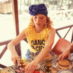 Camiseta amarilla cuello volante "Dance Society" - Imagen 7