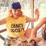 Camiseta amarilla cuello volante "Dance Society" - Imagen 6