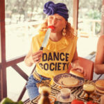 Camiseta amarilla cuello volante "Dance Society" - Imagen 5