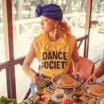 Camiseta amarilla cuello volante "Dance Society" - Imagen 4